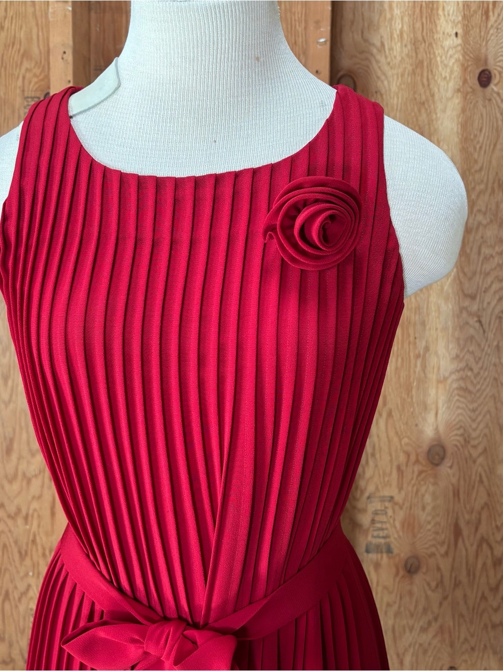 Albert Nipon Red Pleated Sleeveless Dress with Waist Tie & Rosette Size 6 - Picture 3 of 11